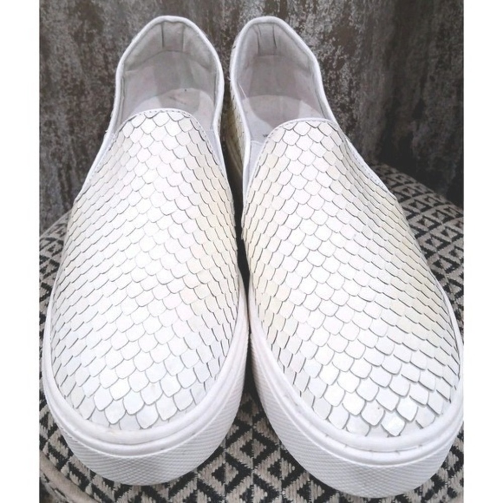 Schutz Womens White Scale Textured Slip On Platform Sneakers Size 7.5B Brazil